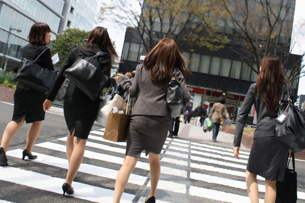 �A���X�[�c���L���C�ɒ�����C���i�[�̑I�ѕ�